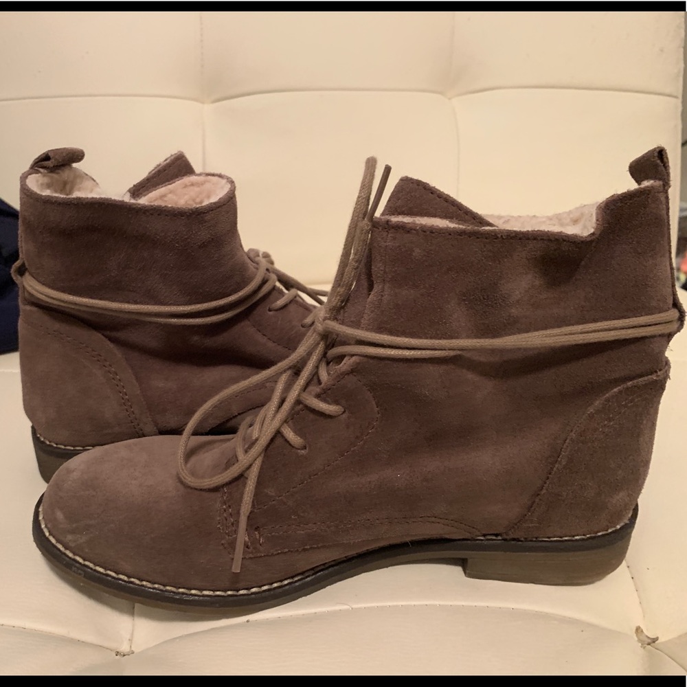 STEVE MADDEN booties with sherpa inside
